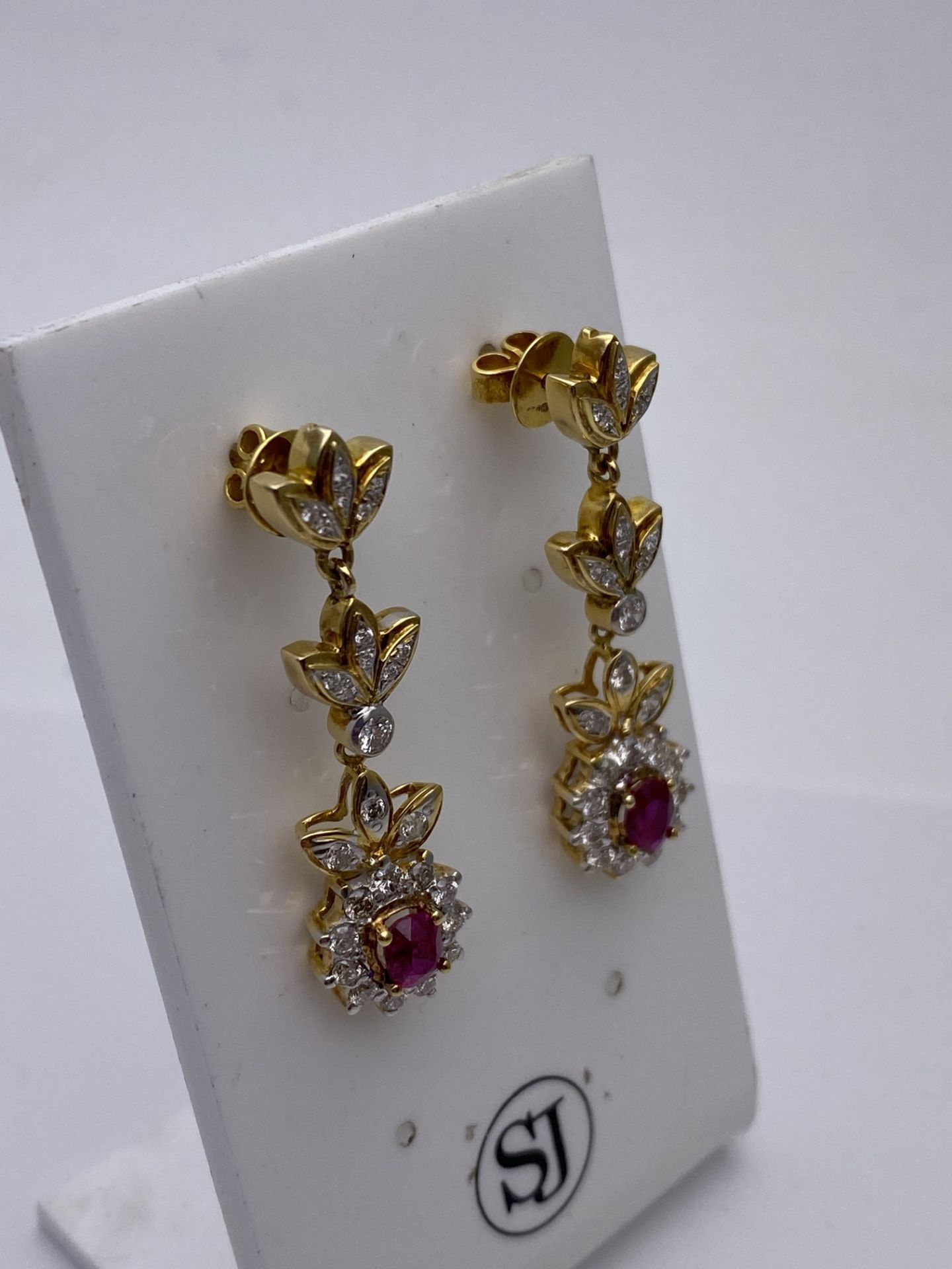 ***£3985.00*** 18CT YELLOW GOLD DIAMOND AND RUBY EARRINGS, SET WITH FIFTY FOUR ROUND BRILLIANT CUT - Image 4 of 4