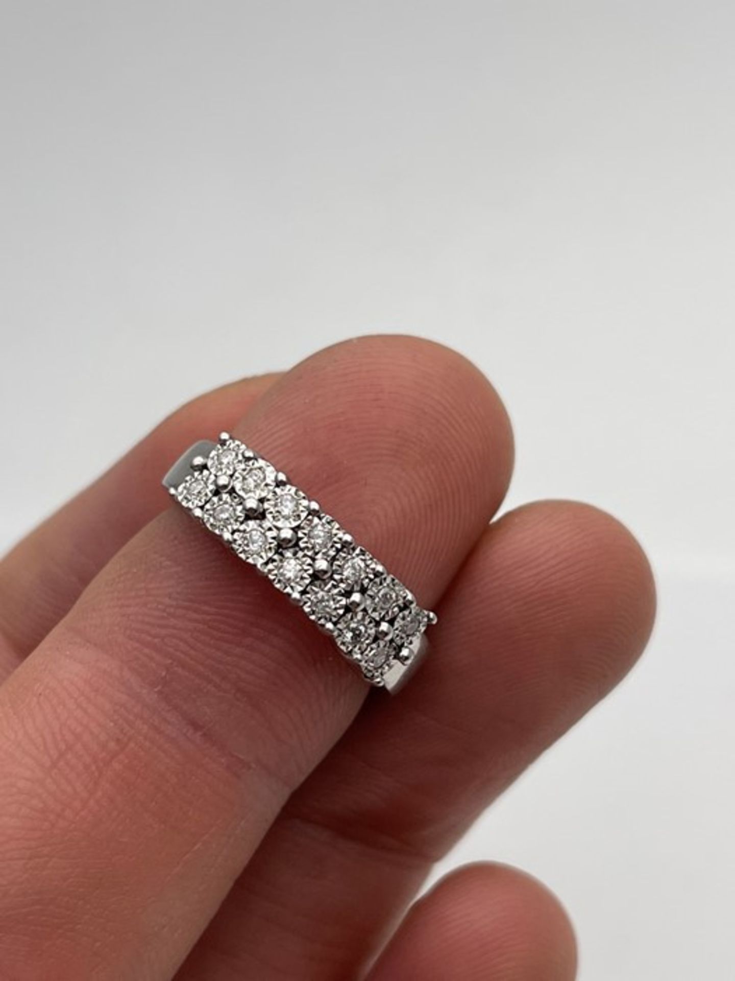 ***£1860.00*** 18CT WHITE GOLD DIAMOND RING, DIAMONDS ARE SET IN TWO ROWS, CLARITY- SI, COLOUR- H, - Image 2 of 3