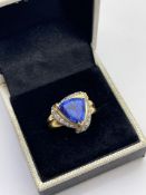 ***£3995.00*** 18CT YELLOW GOLD RICH BLUE TANZANITE AND DIAMOND RING, SET WITH LARGE TANZANITE