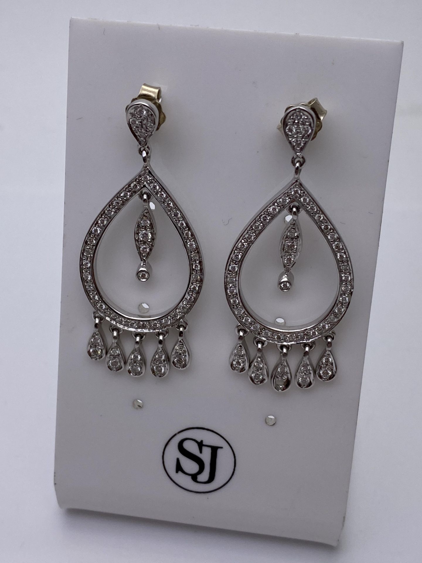 ***£2490.00*** 18CT WHITE GOLD LADIES DIAMOND DROP EARRINGS, SET WITH 0.60CTS DIAMONDS, CLARITY- VS, - Image 2 of 4