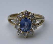 LADIES YELLOW GOLD DIAMOND AND BLUE SAPPHIRE RING, SET WITH 10 ROUND BRILLIANT CUT DIAMOND AND AN