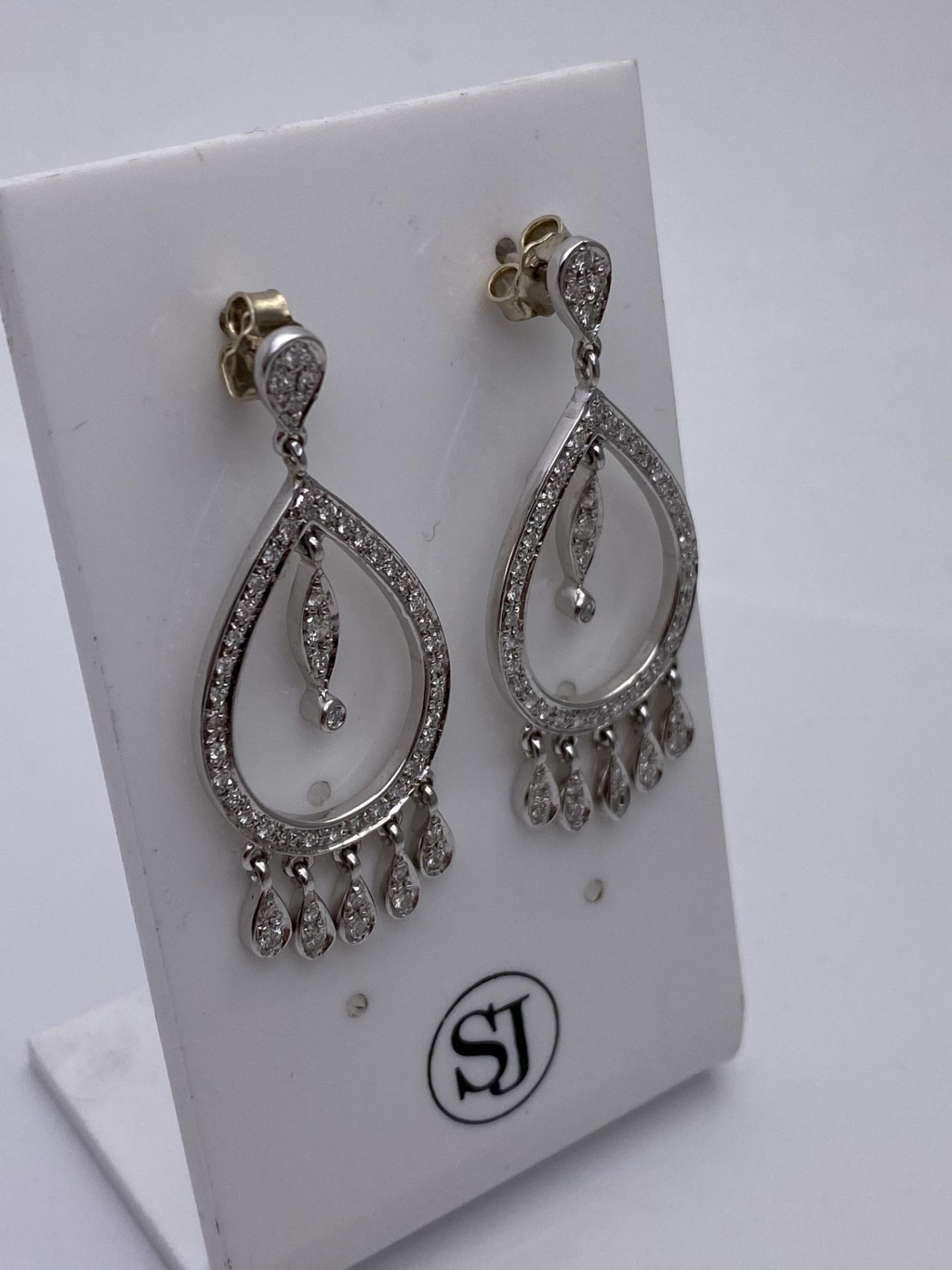 ***£2490.00*** 18CT WHITE GOLD LADIES DIAMOND DROP EARRINGS, SET WITH 0.60CTS DIAMONDS, CLARITY- VS, - Image 3 of 4