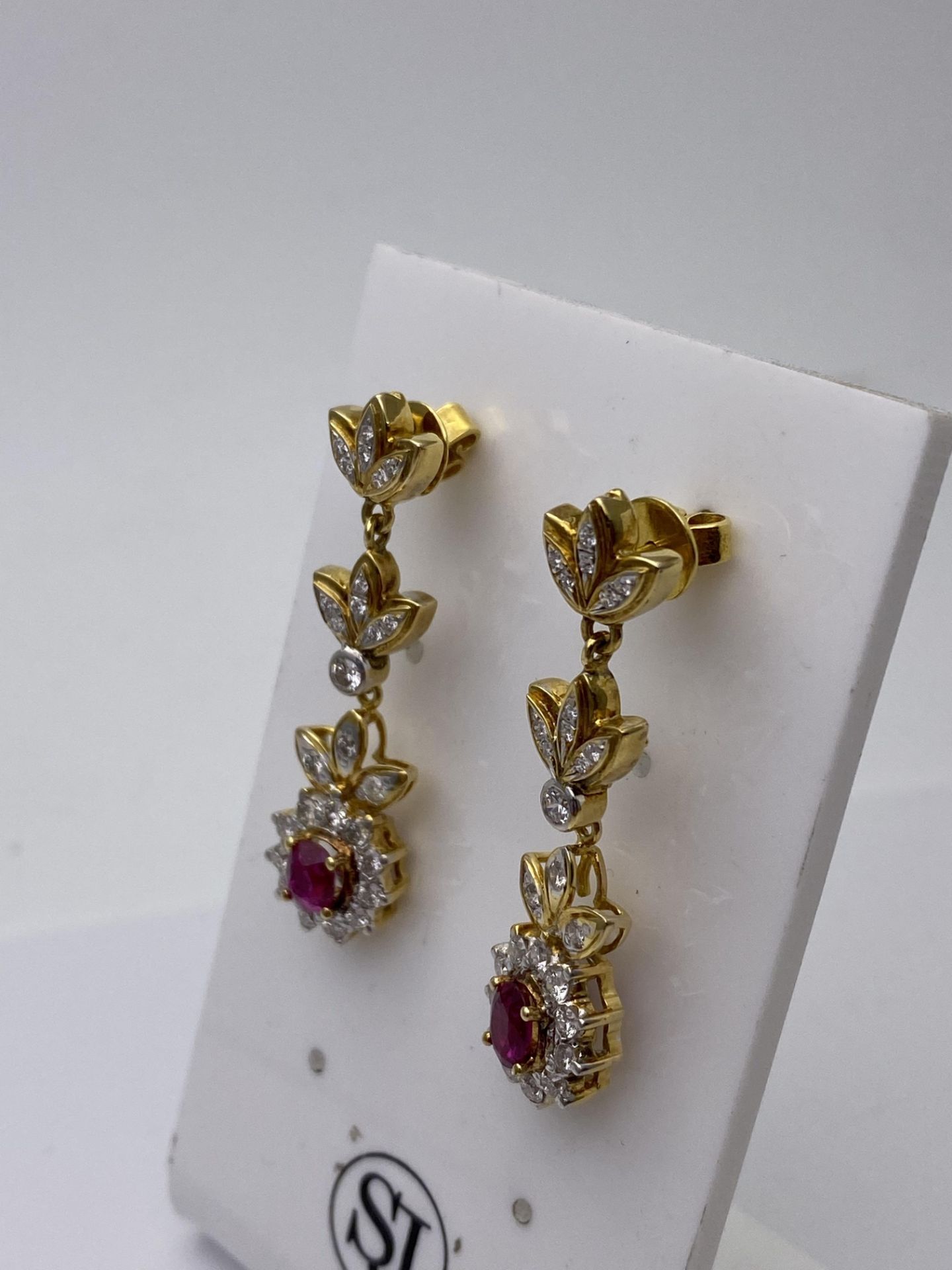 ***£3985.00*** 18CT YELLOW GOLD DIAMOND AND RUBY EARRINGS, SET WITH FIFTY FOUR ROUND BRILLIANT CUT - Image 3 of 4