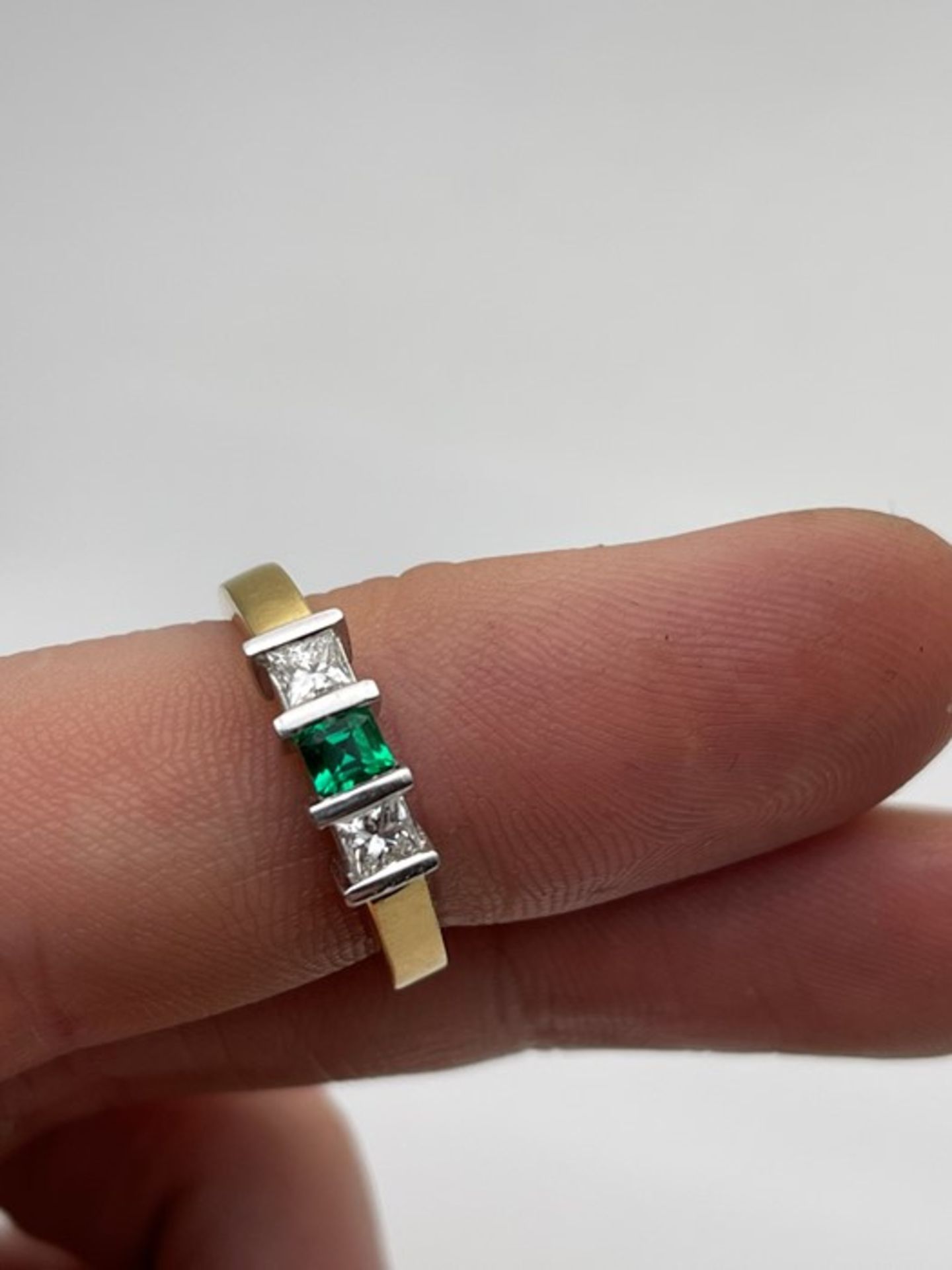 ***£2575.00*** 18CT YELLOW AND WHITE GOLD LADIES DIAMOND AND EMERALD RING, SET WITH TWO PRINCESS CUT - Image 2 of 3