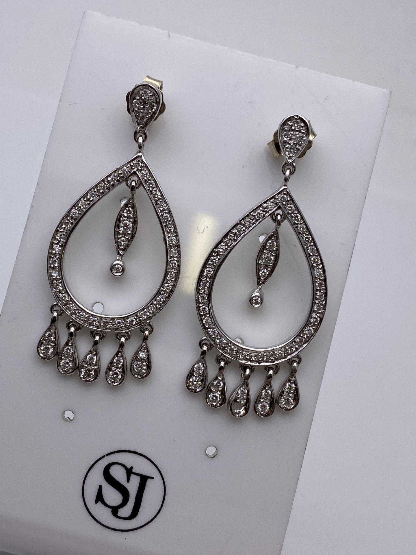 ***£2490.00*** 18CT WHITE GOLD LADIES DIAMOND DROP EARRINGS, SET WITH 0.60CTS DIAMONDS, CLARITY- VS, - Image 4 of 4