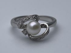 18CT WHITE GOLD LADIES DIAMOND AND CULTURED PEARL RING, RING SIZE- N