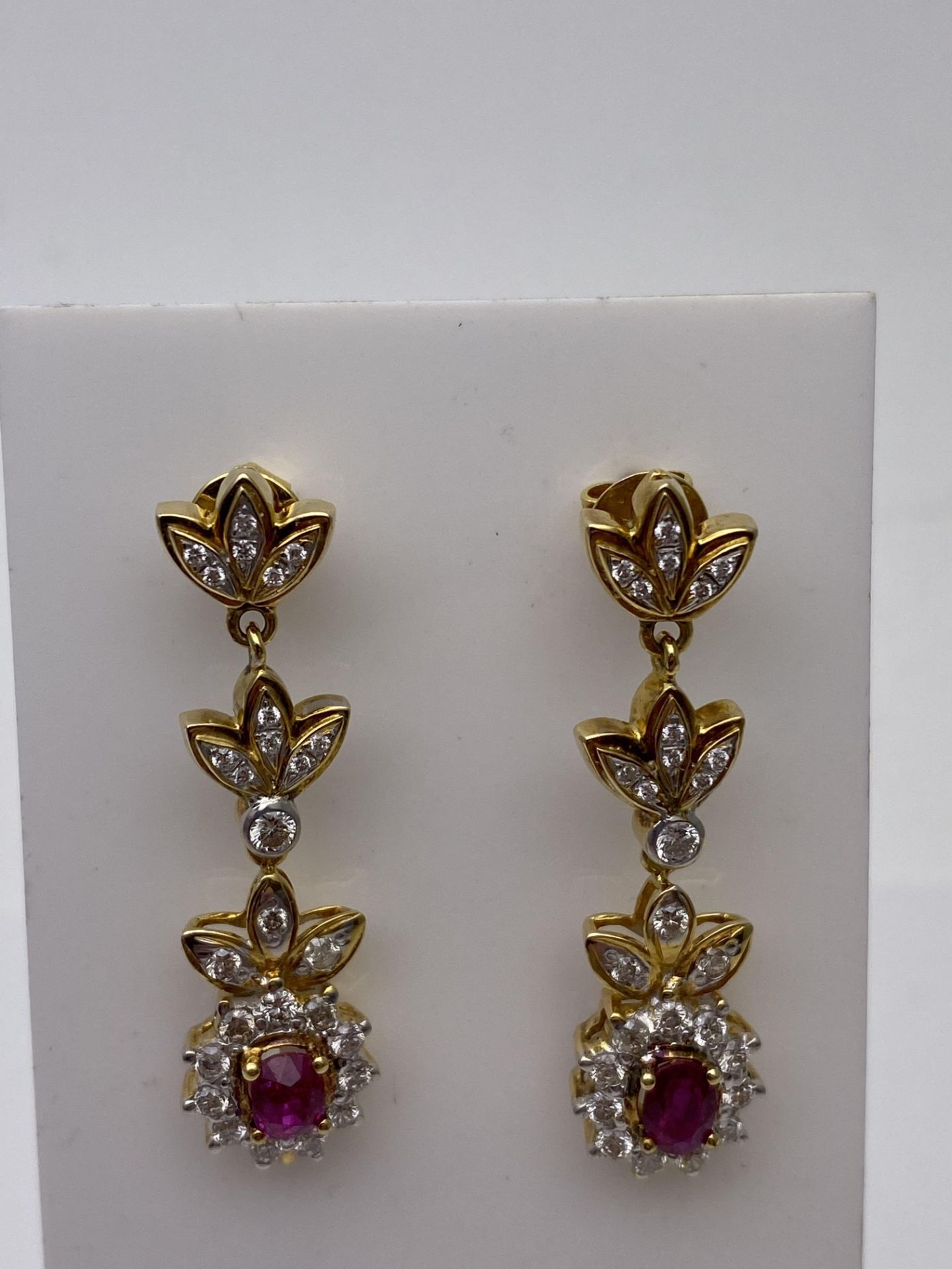 ***£3985.00*** 18CT YELLOW GOLD DIAMOND AND RUBY EARRINGS, SET WITH FIFTY FOUR ROUND BRILLIANT CUT - Image 2 of 4