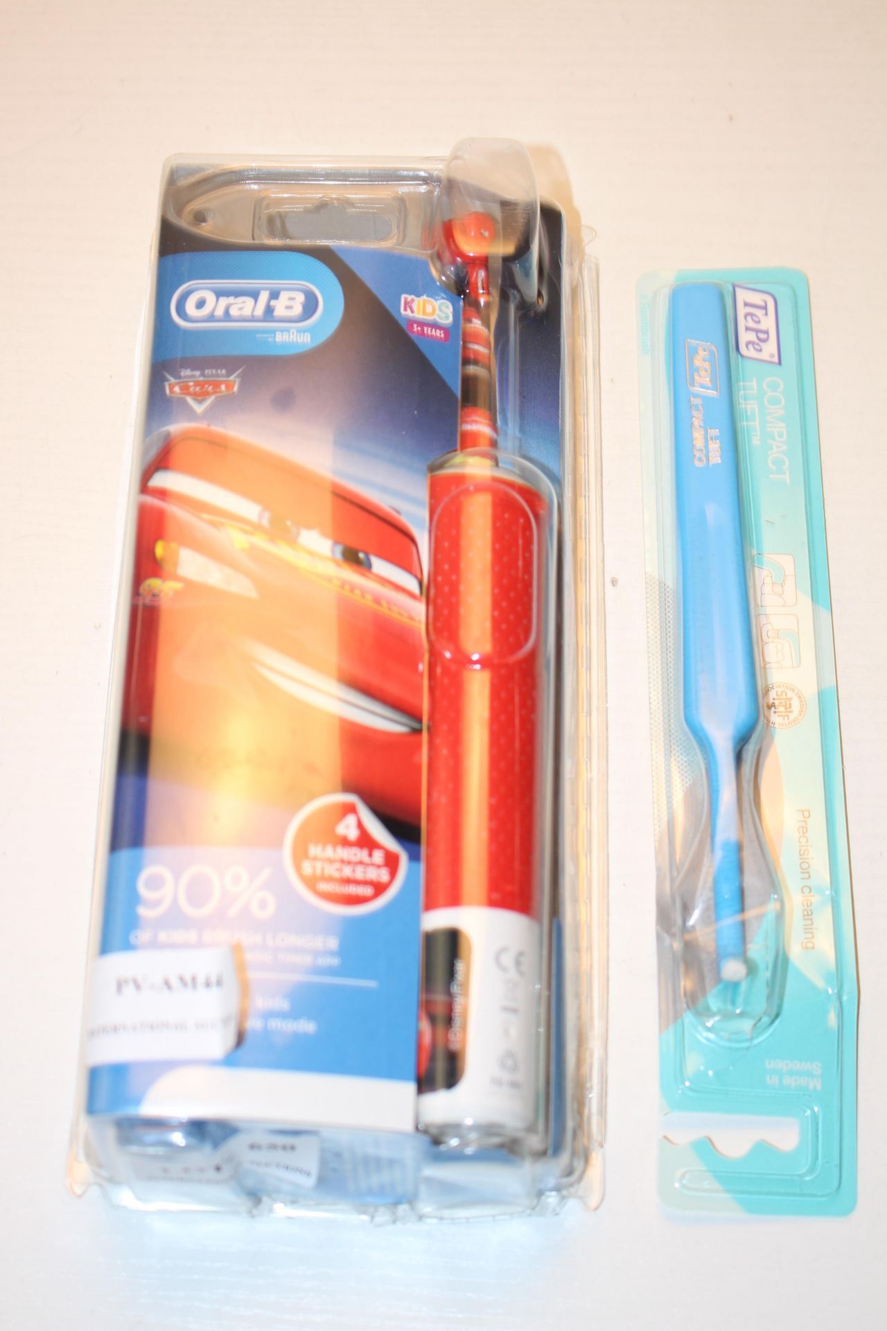 2X ASSORTED ITEMS TO INCLUDE ORAL B POWERED BY BRAUN TOOTHBRUSH & OTHER Condition ReportAppraisal