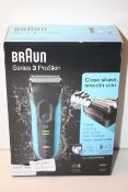 BOXED BRAUN SERIES 3 PROSKIN WET & DRY SHAVER MODEL: 3040S RRP £54.99Condition ReportAppraisal