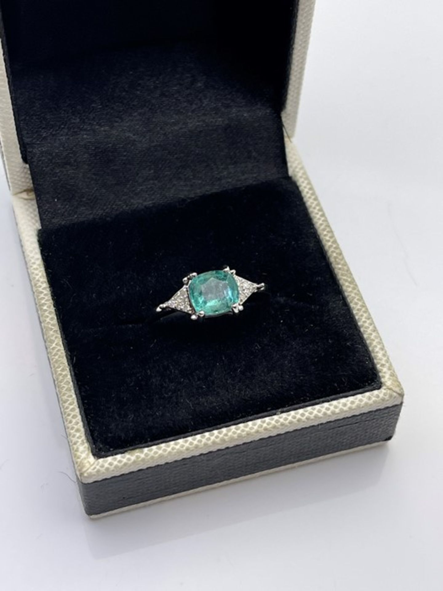 ***£680.00*** 9CT WHITE GOLD LADIES DIAMOND AND FLUORITE RING, SET WITH 0.90CT FLUORITE AND 0.06CT