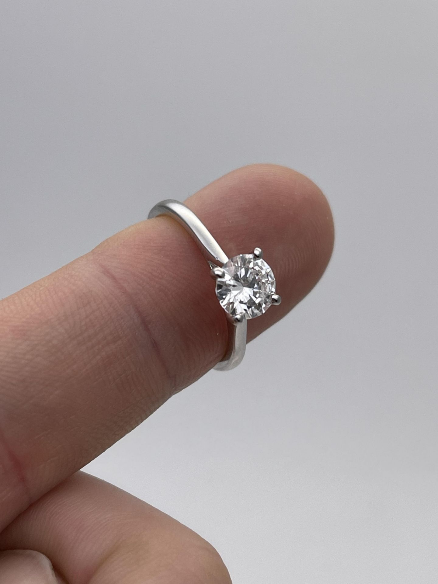 ***£14,560.00*** GIA ACCREDITED ROUND CUT DIAMOND RING, VS2, F, INCLUDES GIA & AGI, 1.00CT - Image 2 of 4