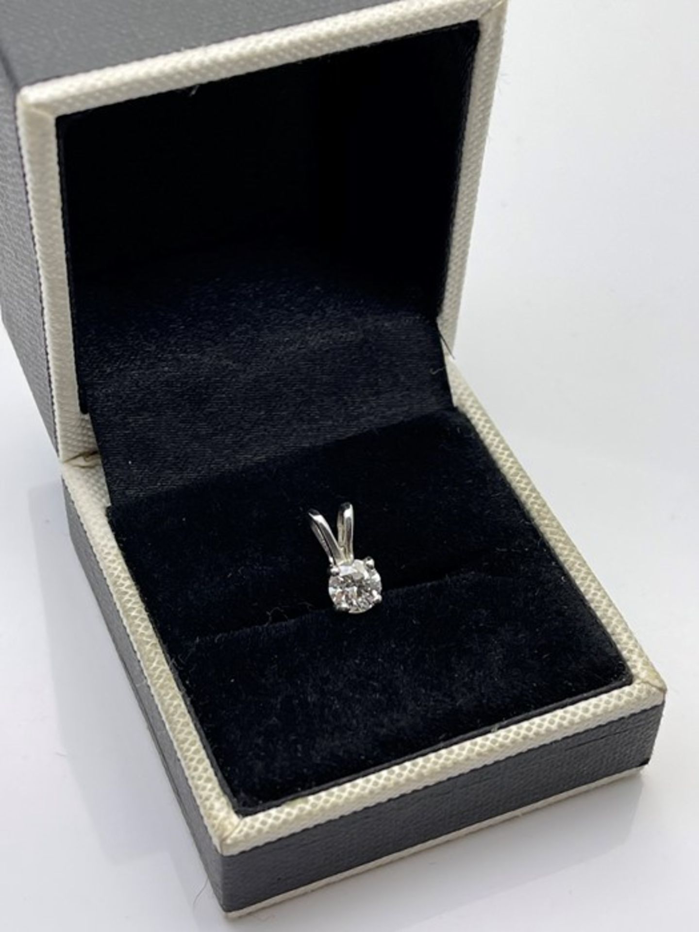 ***£1950.00*** 9CT WHITE GOLD LADIES DIAMOND SOLITAIRE BRILLIANT CUT DIAMOND PENDENT, SET WITH 0. - Image 3 of 3