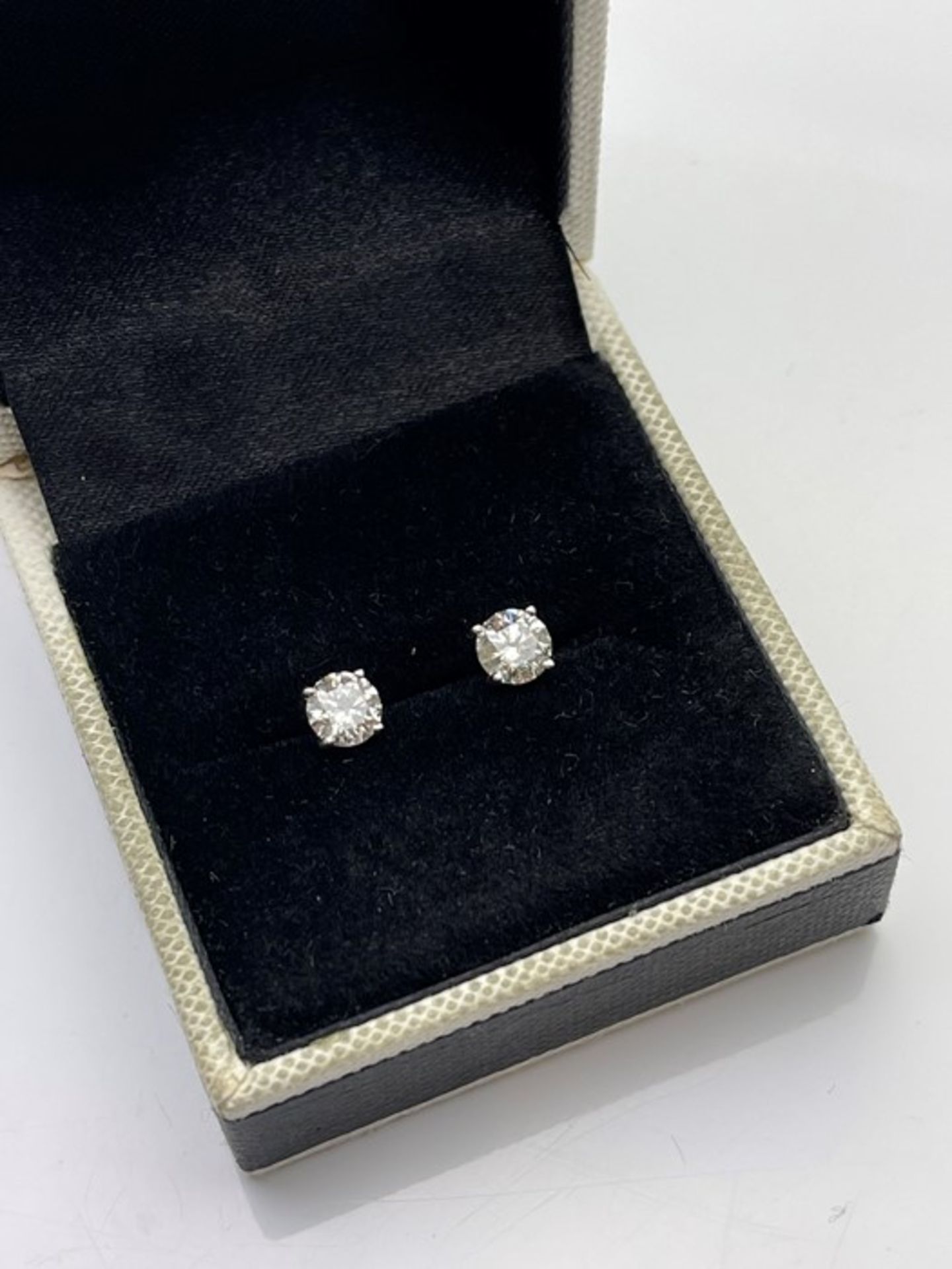 ***£2270*** 9CT WHITE GOLD LADIES DIAMOND SOLITAIRE EARRINGS, TOTAL DIAMOND WEIGHT- 0.98CT, - Image 3 of 3