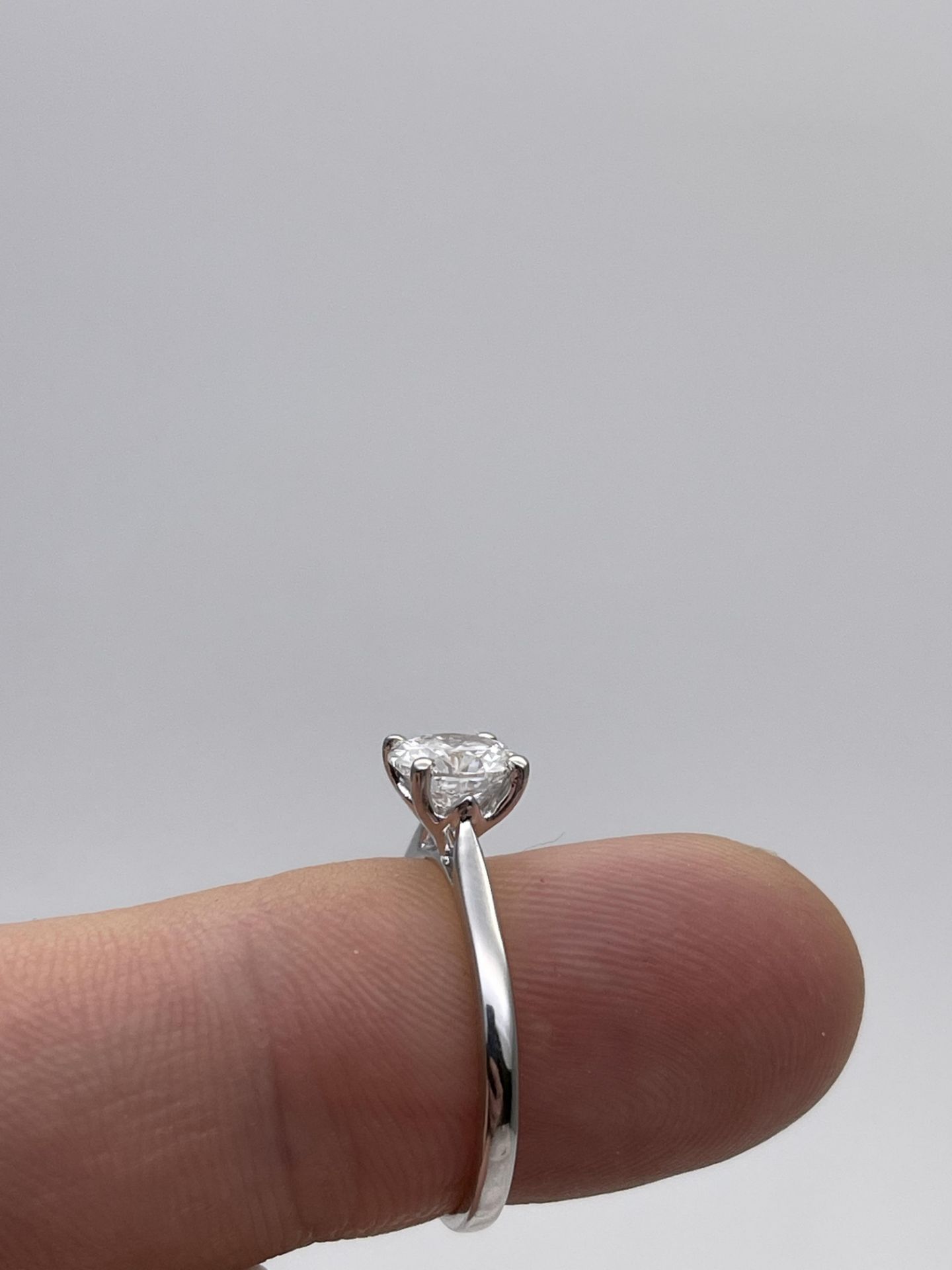 ***£14,560.00*** GIA ACCREDITED ROUND CUT DIAMOND RING, VS2, F, INCLUDES GIA & AGI, 1.00CT - Image 3 of 4