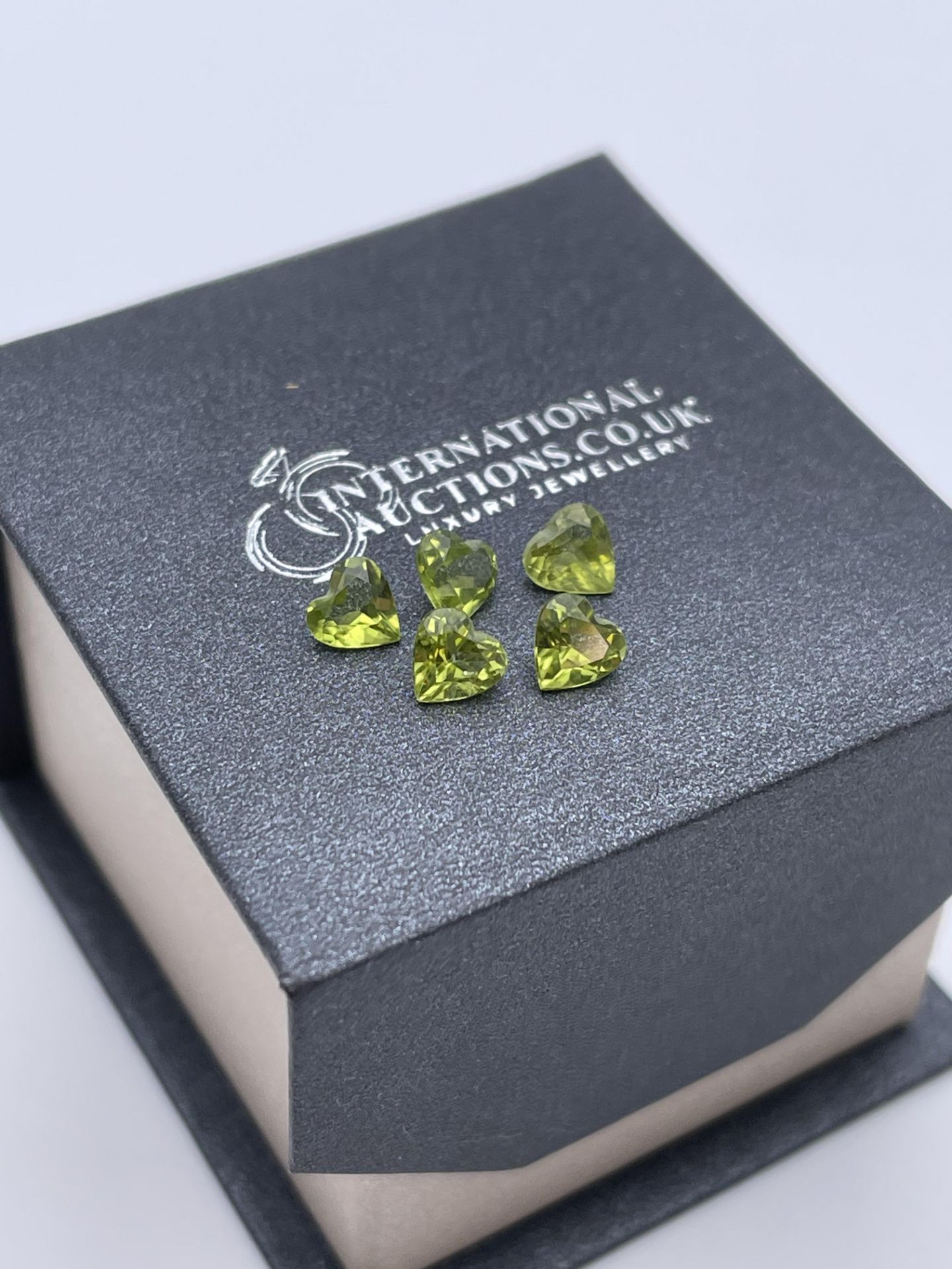 A SELECTION OF FICE HEART SHAPED GREEN PERIDOTS, APPROX 1.50CT