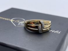 BOXED 9CT YELLOW GOLD GENTS DIAMOND RING, RING SIZE- V, RRP-£400.00