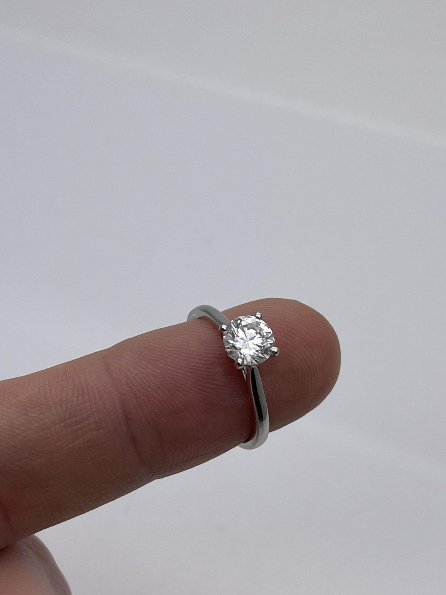 ***£15,570.00*** GIA ACCREDITED ROUND CUT DIAMOND RING, VS2, E, INCLUDES GIA & AGI, 1.00CT - Image 2 of 5