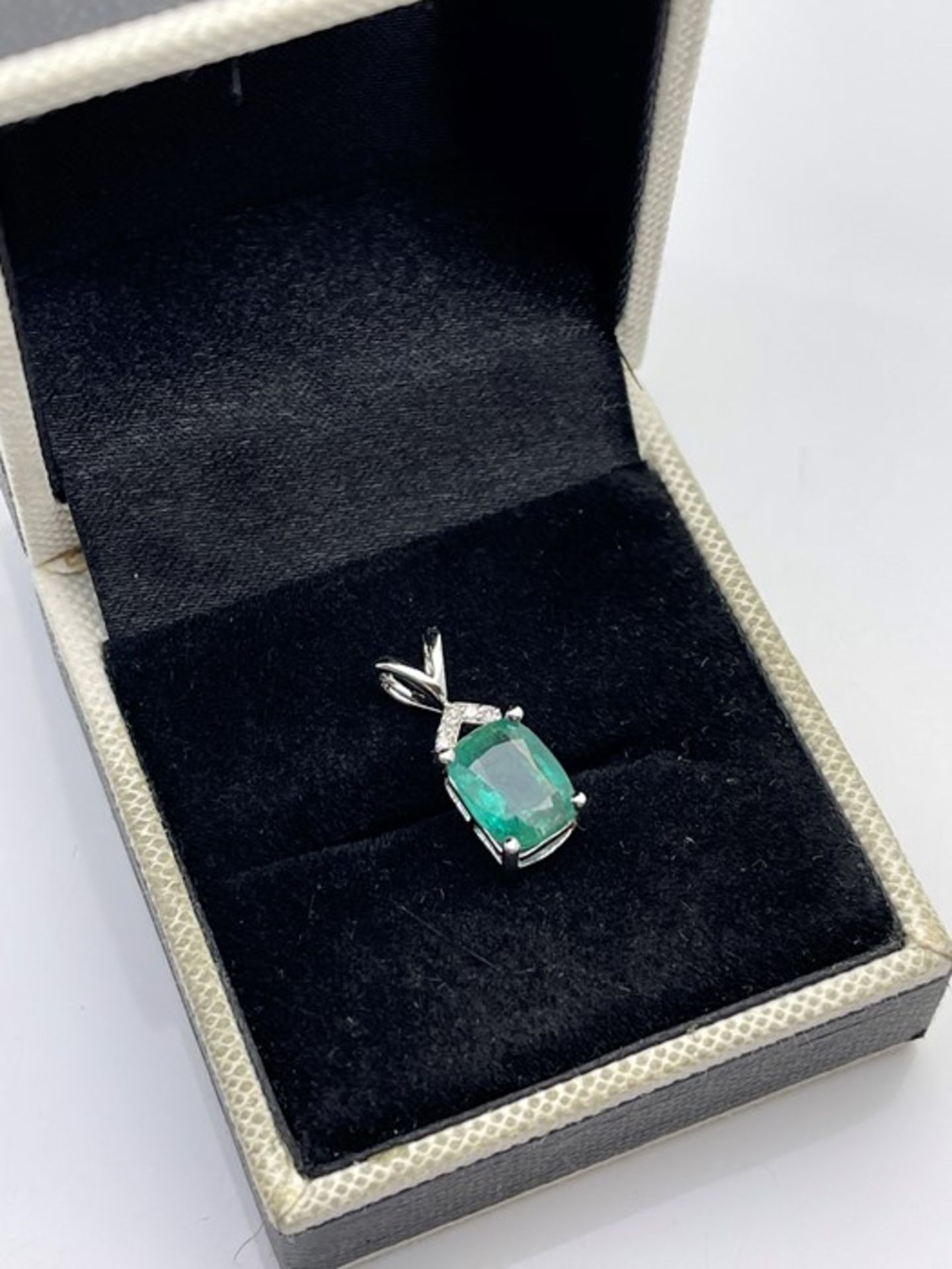 ***£930.00*** 9CT WHITE GOLD DIAMOND AND FLUORITE PENDENT, GEM- 1.61CT, SI/G DIAMONDS, INCLUDES