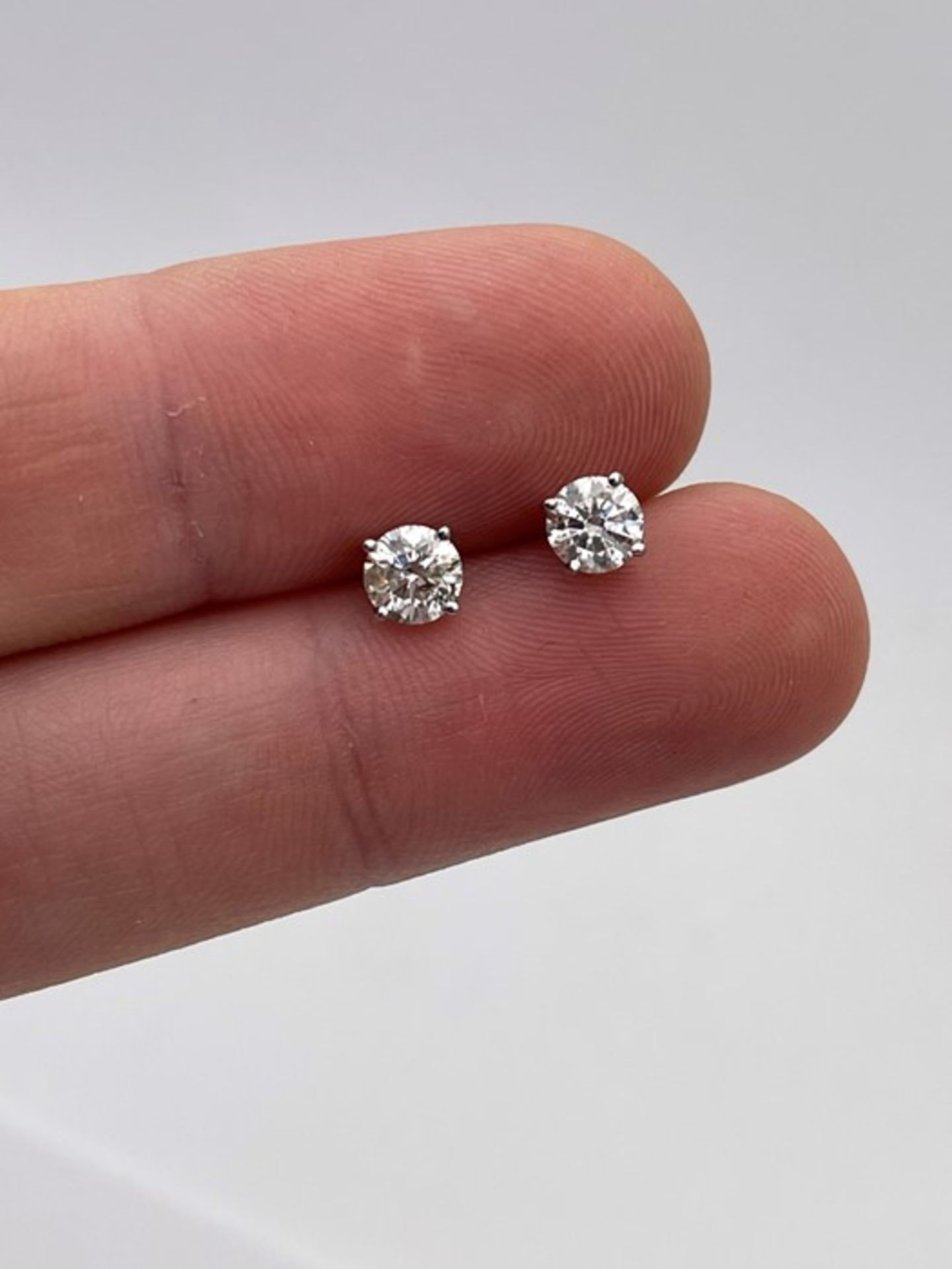 ***£2270*** 9CT WHITE GOLD LADIES DIAMOND SOLITAIRE EARRINGS, TOTAL DIAMOND WEIGHT- 0.98CT,