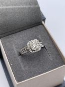 BOXED 9CT WHITE GOLD LADIES DIAMOND CLUSTER RING, SET WITH ONE DIAMOND SOLITAIRE CENTER STOINE
