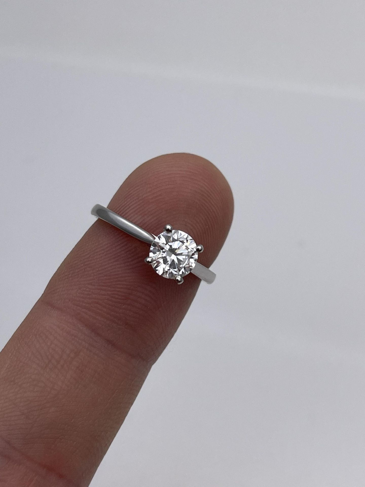 ***£15,570.00*** GIA ACCREDITED ROUND CUT DIAMOND RING, VS2, E, INCLUDES GIA & AGI, 1.00CT - Image 3 of 5