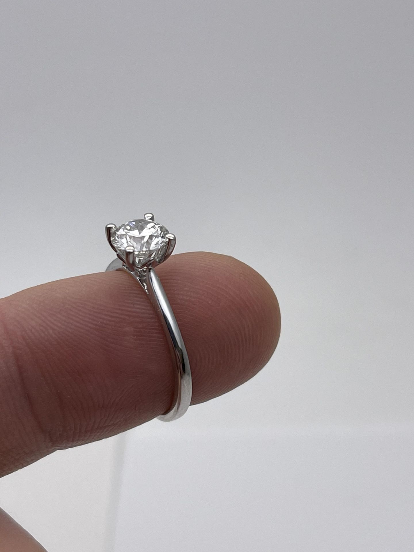 ***£11,895.00*** GIA ACCREDITED ROUND CUT DIAMOND RING, SI1, G, INCLUDES GIA & AGI, 1.00CT - Image 3 of 4