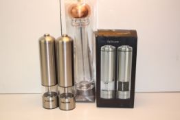 X3 KITCHEN ITEMS INCLUDING, SALT AND PEPPER MILLS AND LARGE PEPPER MILL, PLEASE SEE IMAGE AS A