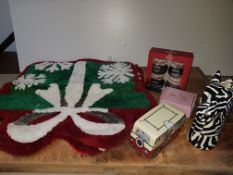 1 TO TO CONTAIN 2 CHRISTMAS BATH MATS, GIRAFFE VASE, CHRISTMAS SAUCES, CLOTTED BSICUITSCondition