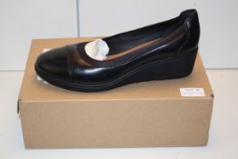 BOXED LADIES HEELED BLACK SHOES UK SIZE 7 RRP £34.99Condition ReportAppraisal Available on