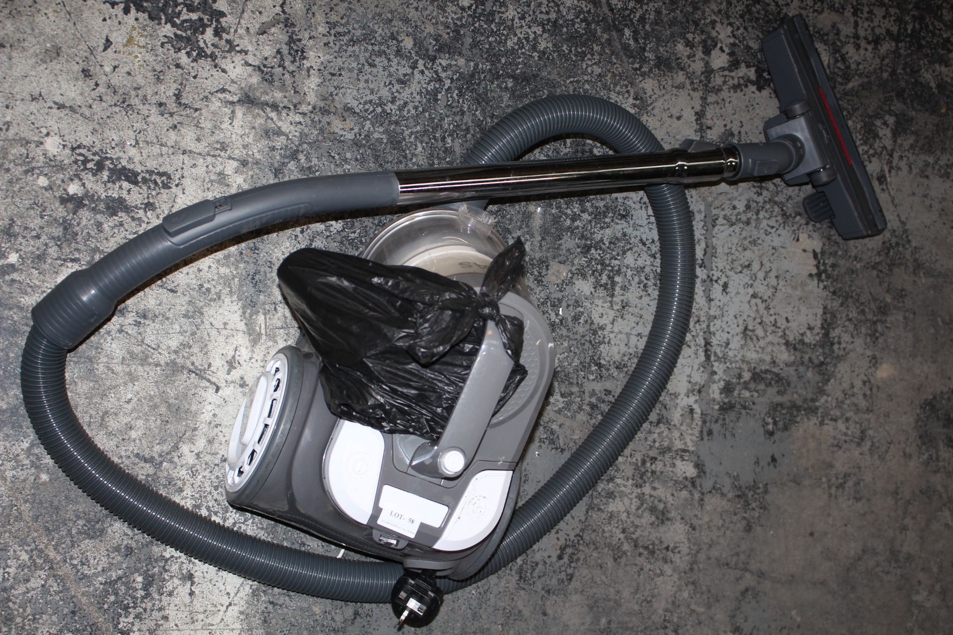 UNBOXED RUSSELL HOBBS CYLINDER VACUUM CLEANER RRP £59.99Condition ReportAppraisal Available on