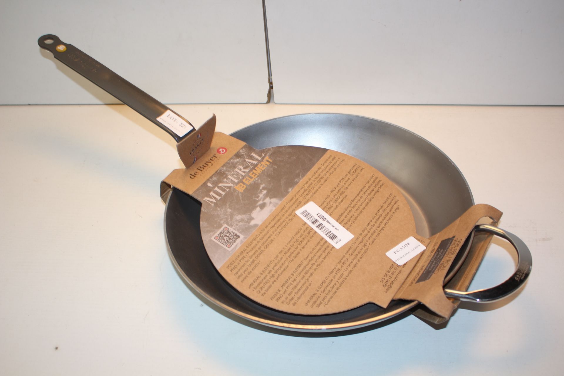 BOXED DE BUYER MINERAL B ELEMENT 32CM PROFESSIONAL FRYING PAN RRP £54.00Condition ReportAppraisal