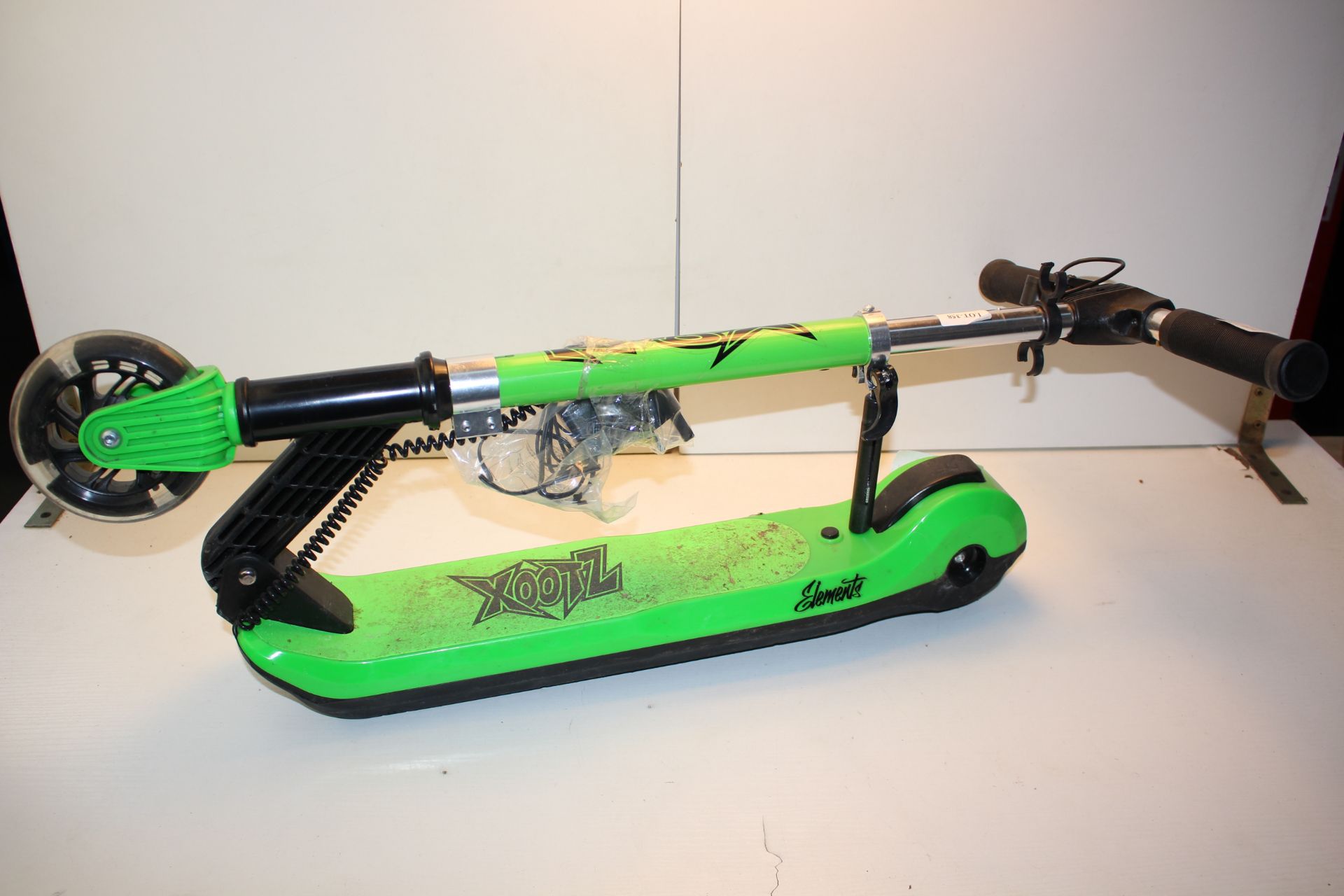 UNBOXED XOOTZ ELEMENTS ELECTRIC SCOOTER RRP £145.99Condition ReportAppraisal Available on Request-