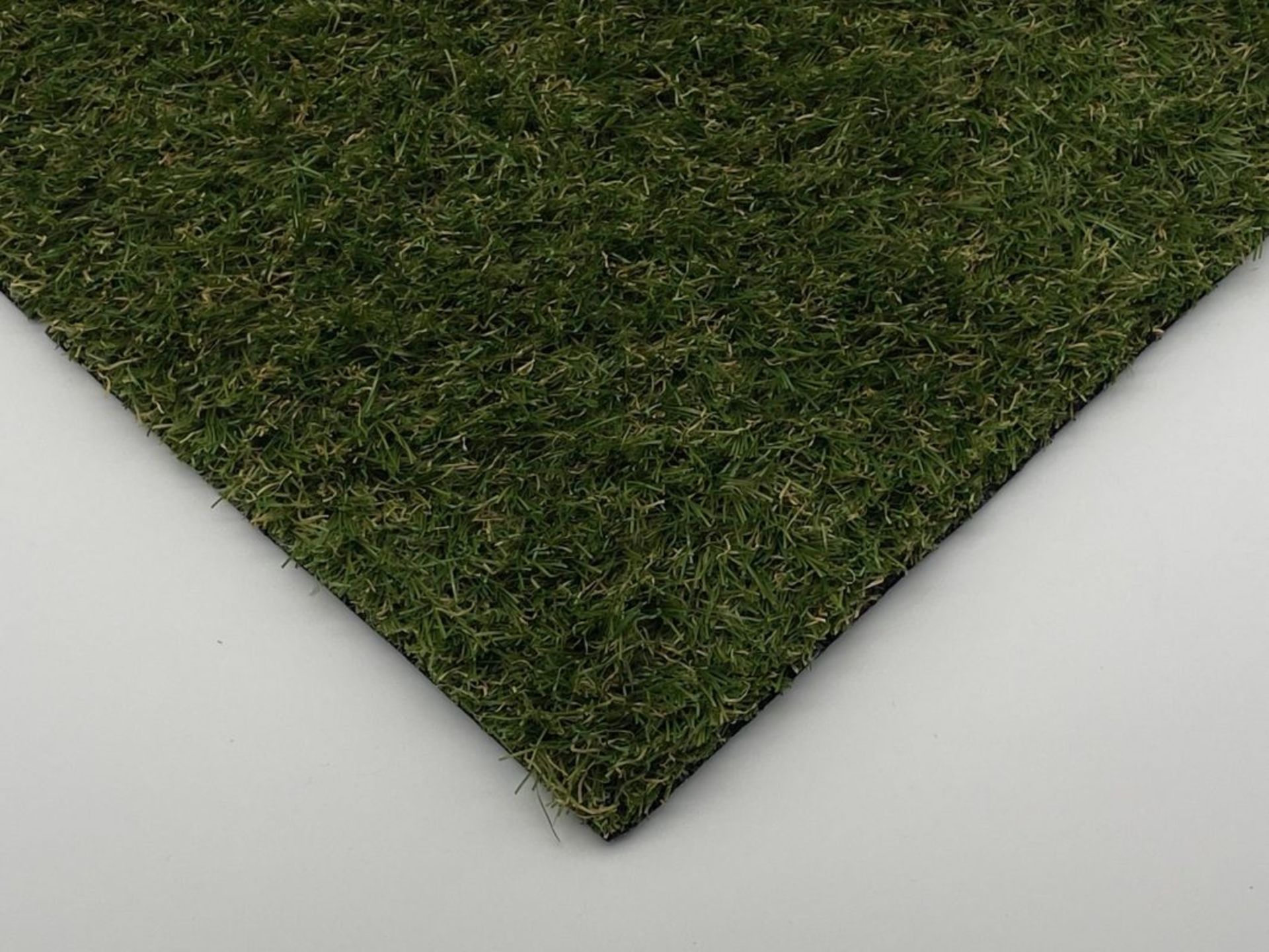 ***FREE DELIVERY & NO HAMMER VAT*** BRAND NEW, ARTIFICIAL GRASS FROM THE MIAMI RANGE 30MM