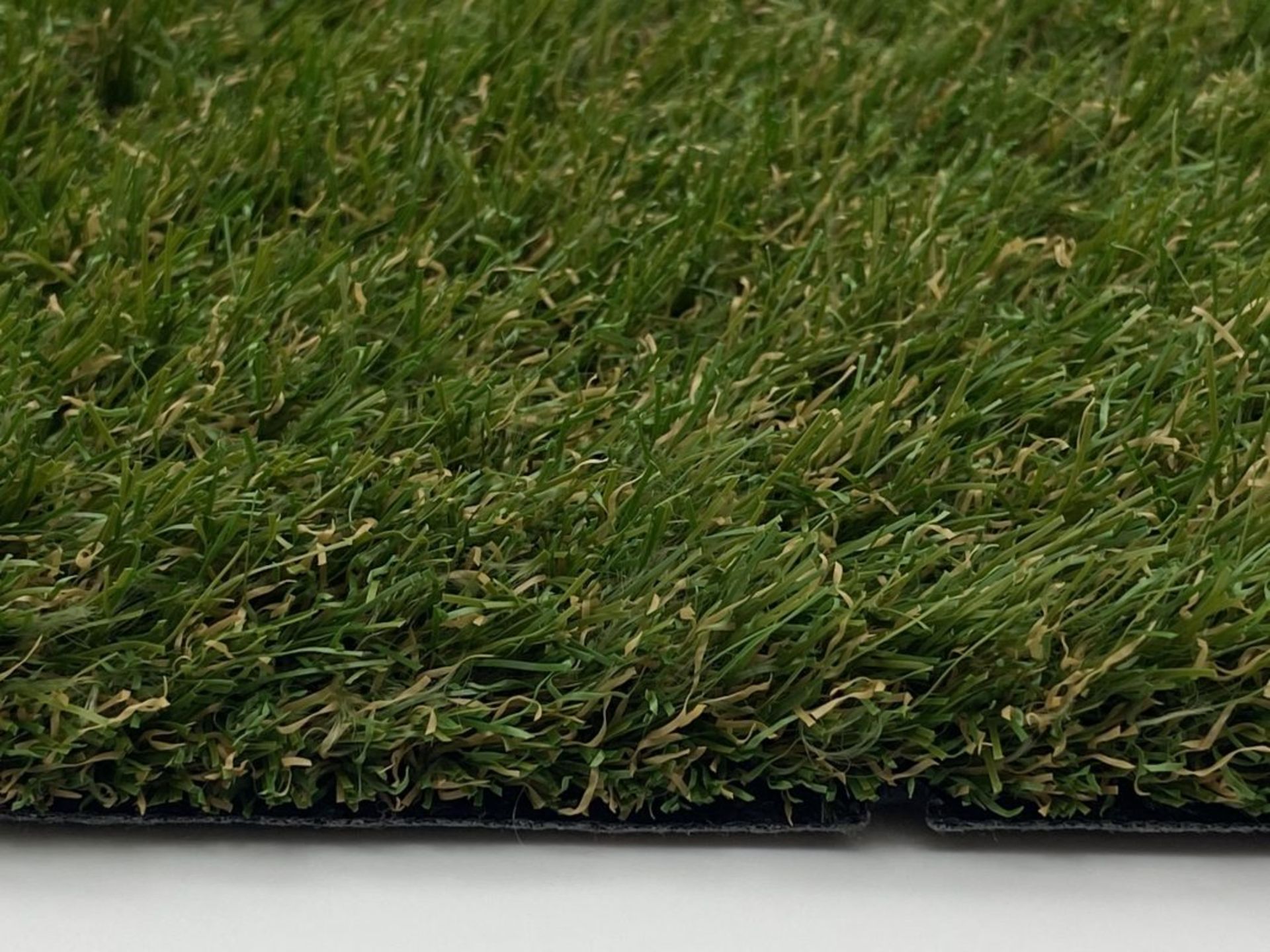 ***FREE DELIVERY & NO HAMMER VAT*** BRAND NEW, ARTIFICIAL GRASS FROM THE MIAMI RANGE 30MM - Image 2 of 4