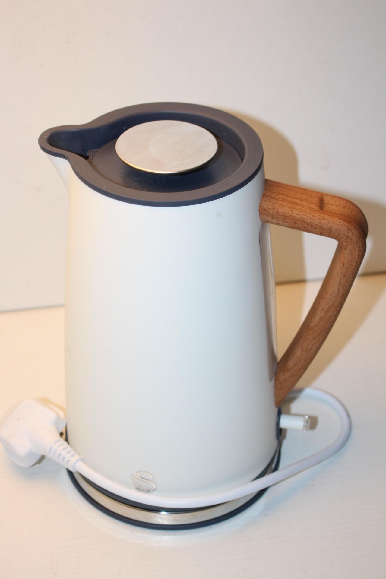 UNBOXED SWAN 1.7LITRE KETTLE RRP £29.99Condition ReportAppraisal Available on Request- All Items are