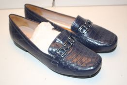 LOTUS LADIES FLAT SHOES UK SIZE 9Condition ReportAppraisal Available on Request- All Items are