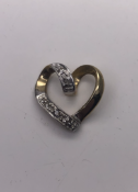 9ct yellow gold heart shaped diamond pendant set with 5 round diamonds 0.8g