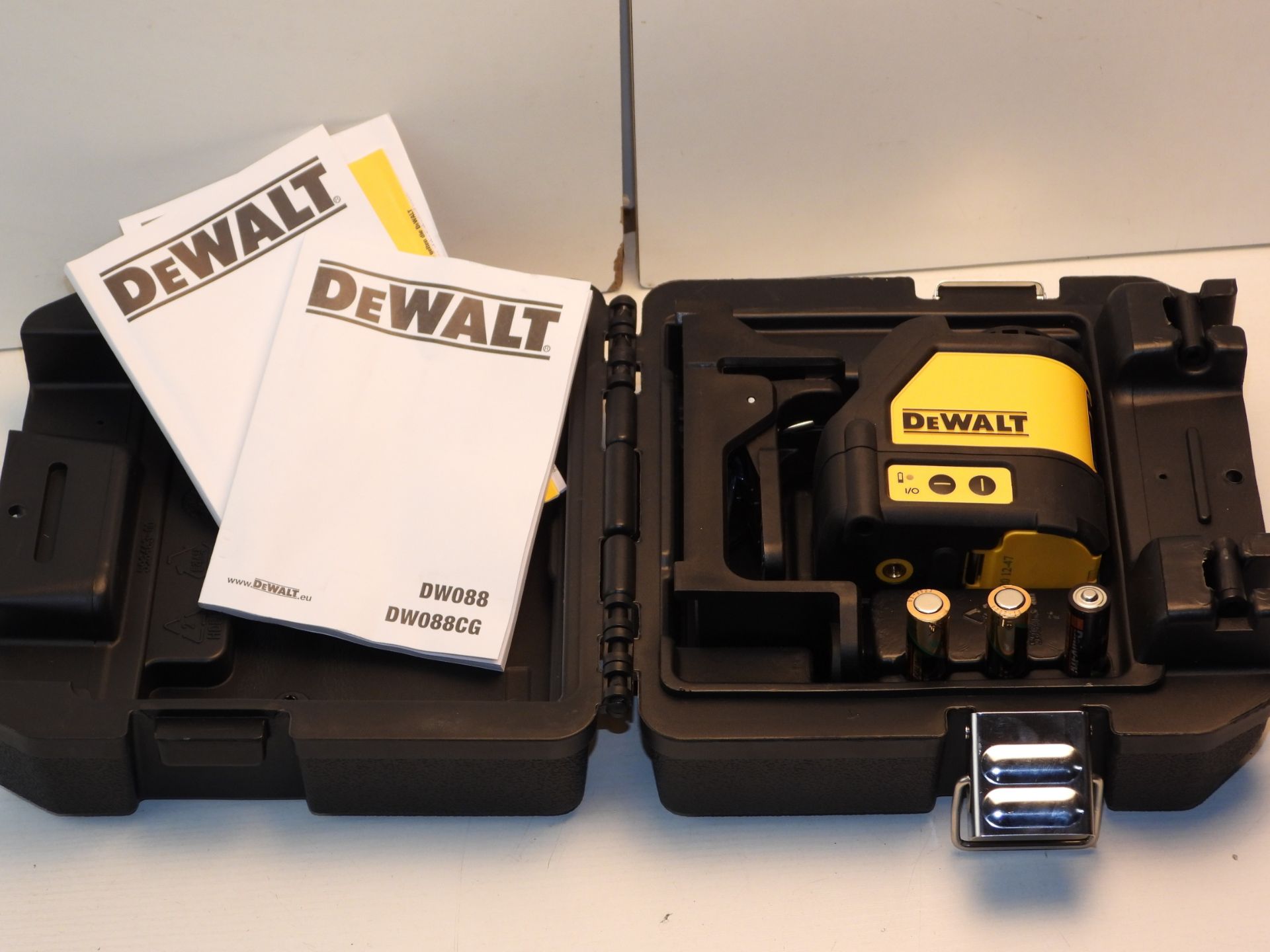 UNBOXED WITH PROTECTIVE CASE DEEWALT DW088 SELF-LEVELLING CROSS LINE LASER RRP £114.95Condition