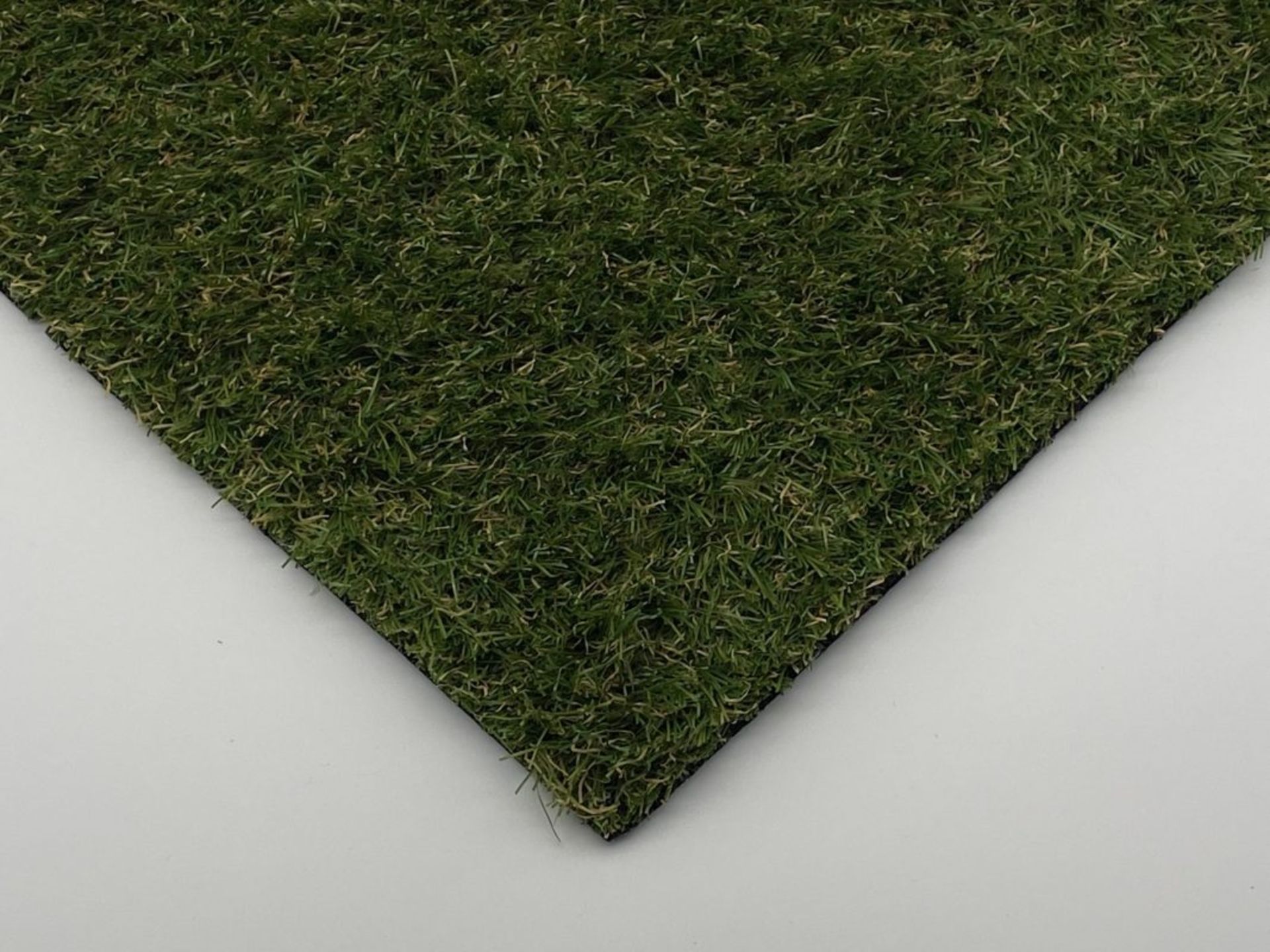 ***FREE DELIVERY & NO HAMMER VAT*** BRAND NEW, ARTIFICIAL GRASS FROM THE MIAMI RANGE 30MM - Image 3 of 4
