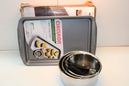 3X ASSORTED ITEMS TO INCLUDE CIRCULON OVEN TRAY, CAST IRON KILLET BOXED & OTHER Condition