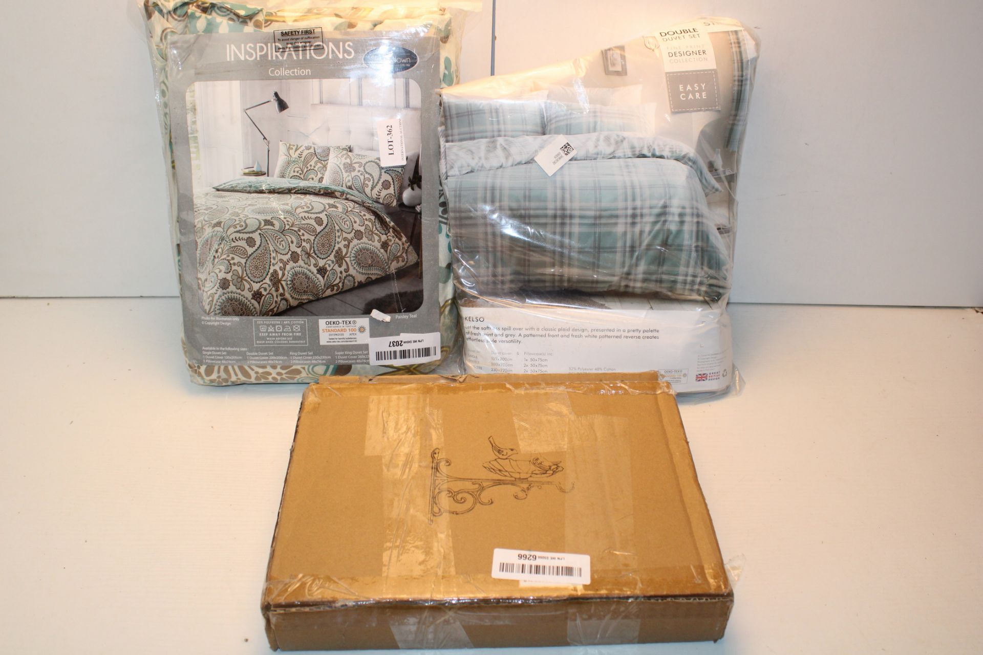 X 3 ASSORTED LINEN ITEMS TO INCLUDE DOUBLE DUVET COVERS AND MORECondition ReportAppraisal