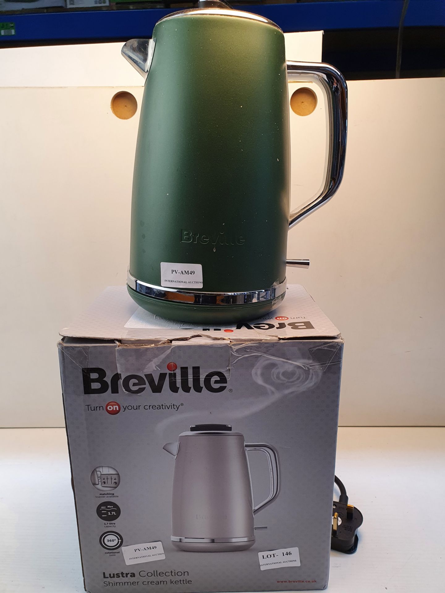 X 2 ITEMS TO INCLUDE UNBOXED BREVILLE KTTLE & BOXED BREVILLE KETTLE RRP £72Condition ReportAppraisal