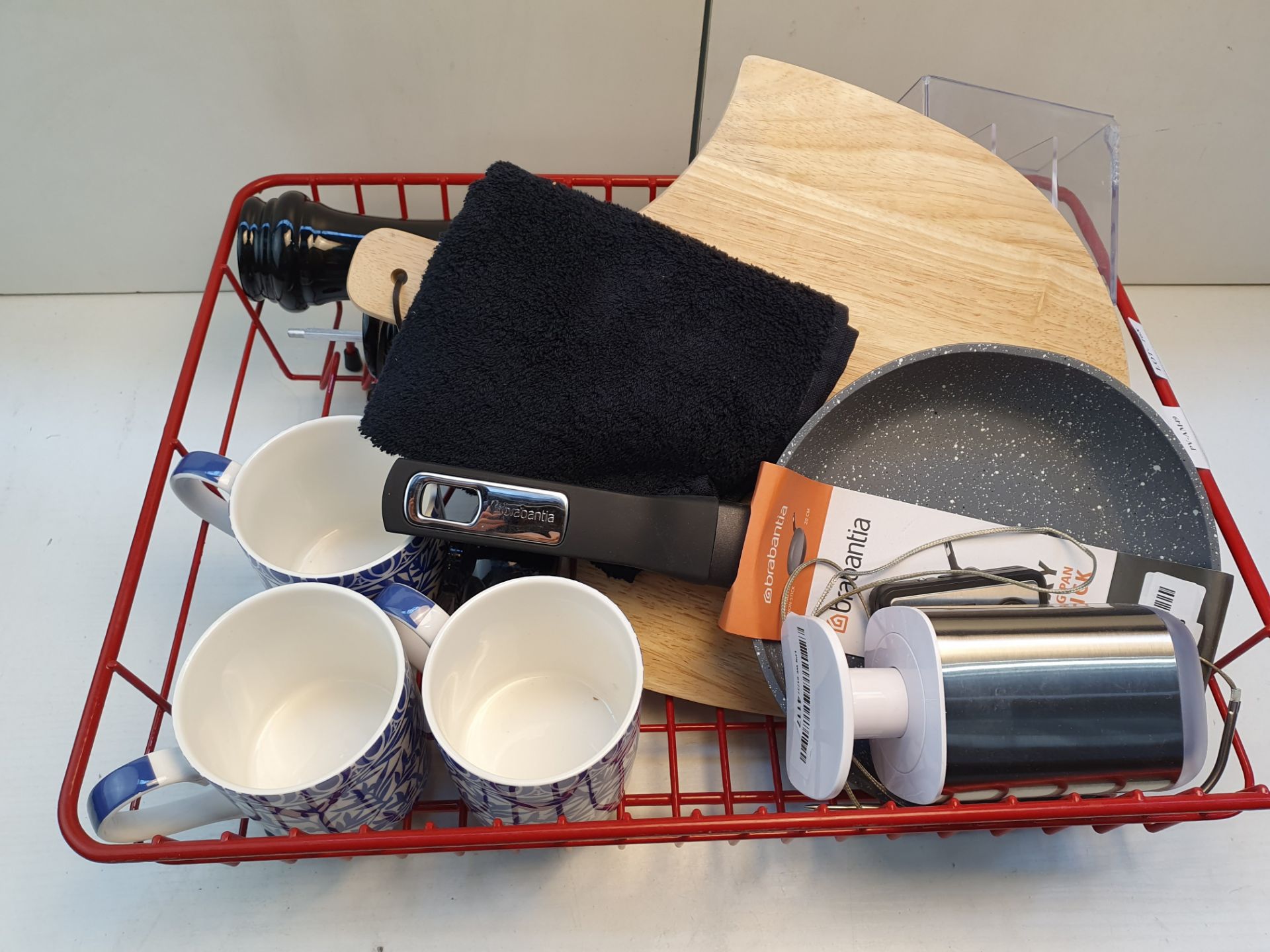 LARGE AMOUNT OF ASSORTED ITEMS TO INCLUDE BRABANTIA FRY PAN, CUPS, DISH RACK, SALT & PEPPER