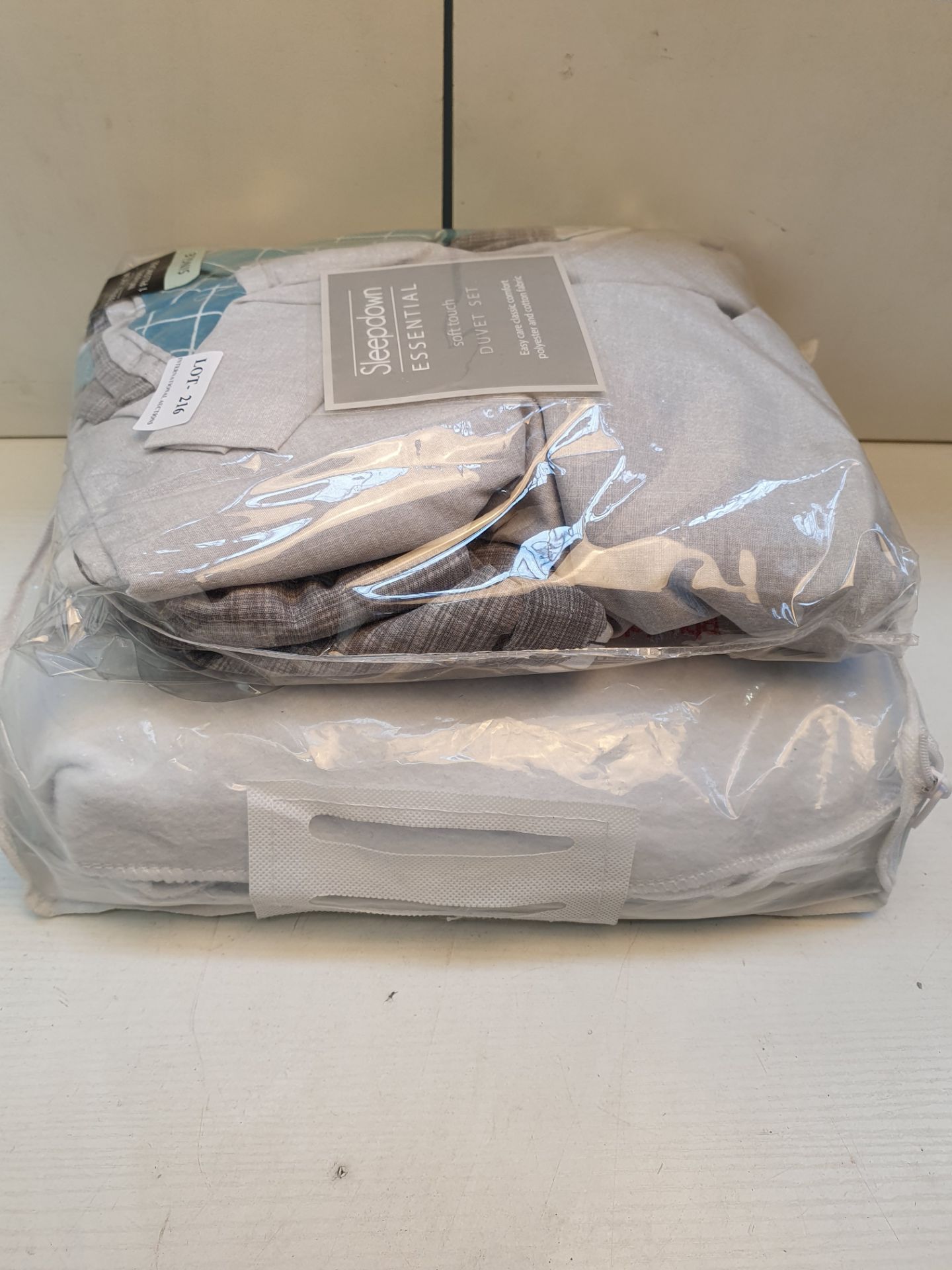 X 2 LINEN ITEMS TO INCLUDE ELECTRIC BLANKET Condition ReportAppraisal Available on Request- All