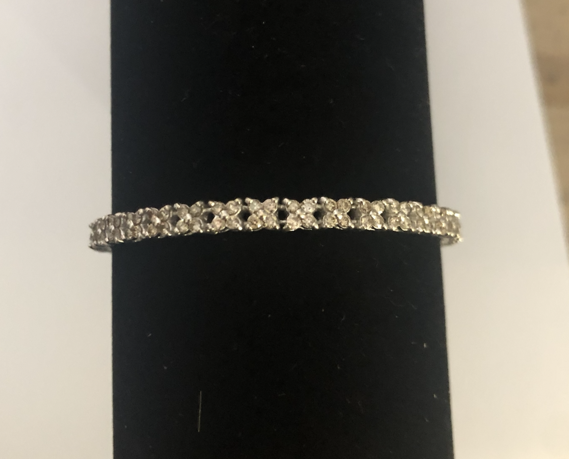 18 carat White Gold, 5 carat Flower set Diamond Line Bracelet - Image 2 of 2