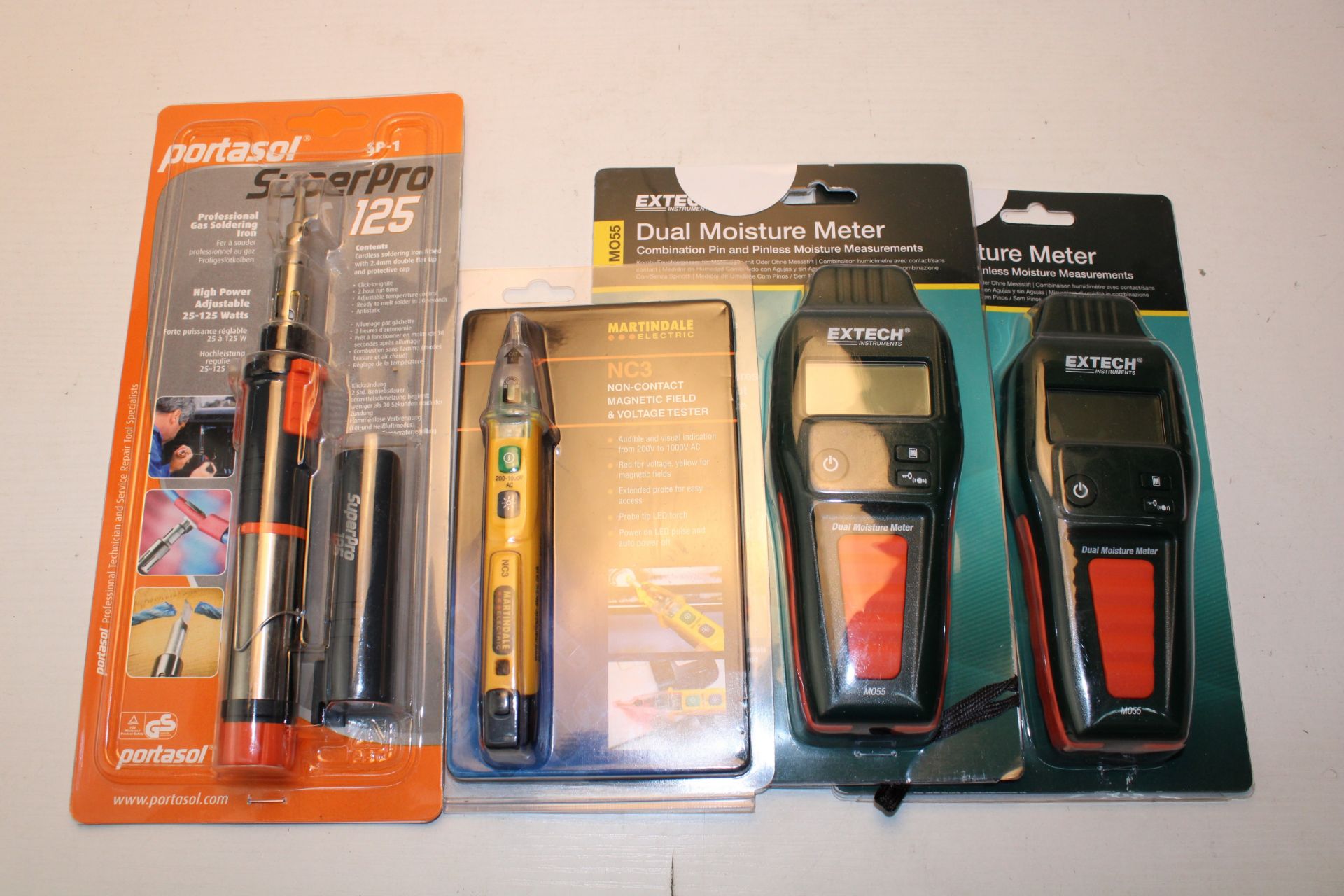 4X BOXED ITEMS TO INCLUDE EXTECH DUAL MOISTURE METERS, NC3 NON-CONTACT MAGNETIC FIELD & VOLTAGE