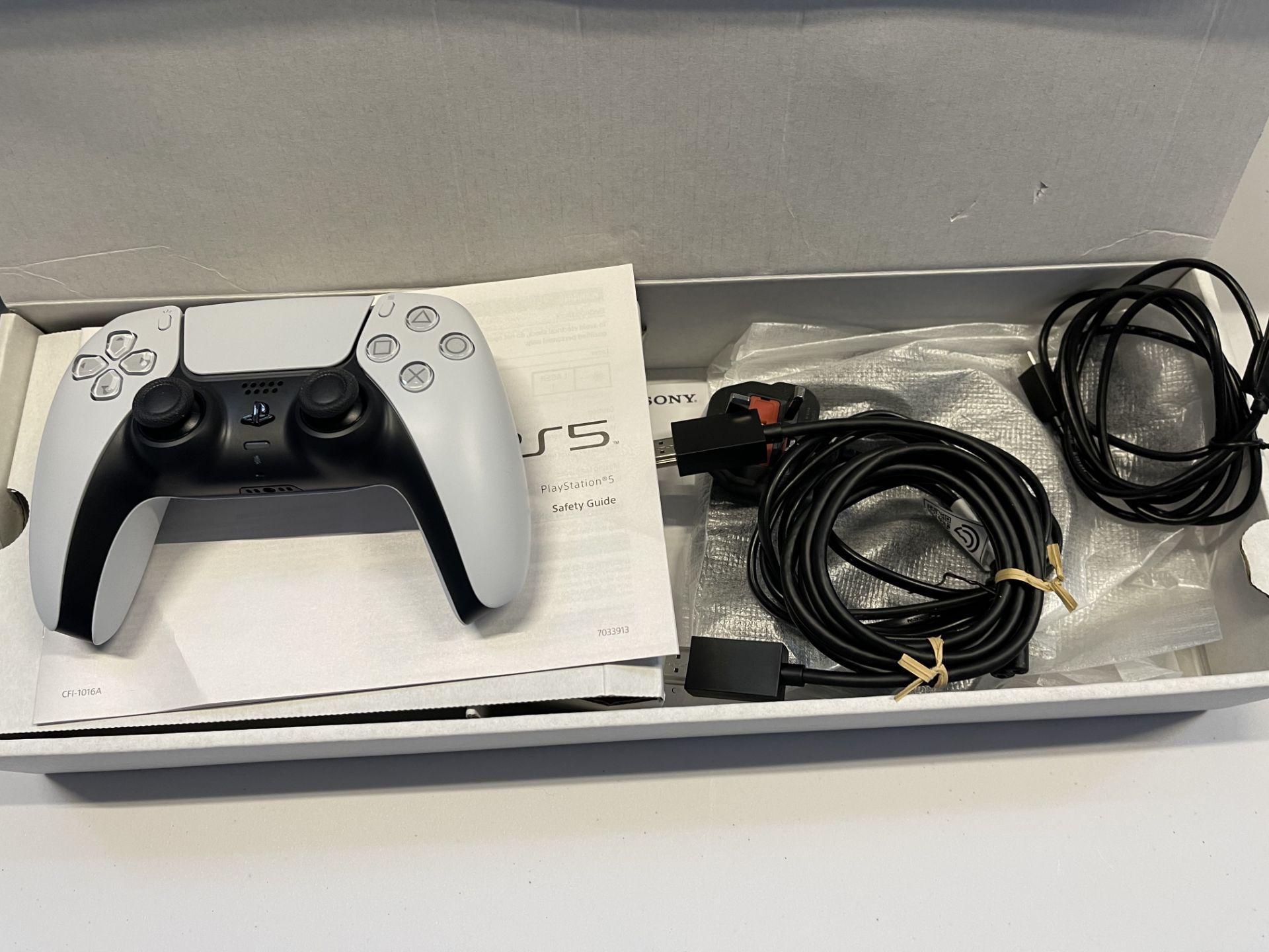BOXED PLAYSTATION 5 DISC CONSIOLE AND CONTROLLER, CONSOLE INCLUDES, POWER LEAD, HDMI & PS5 - Image 3 of 3