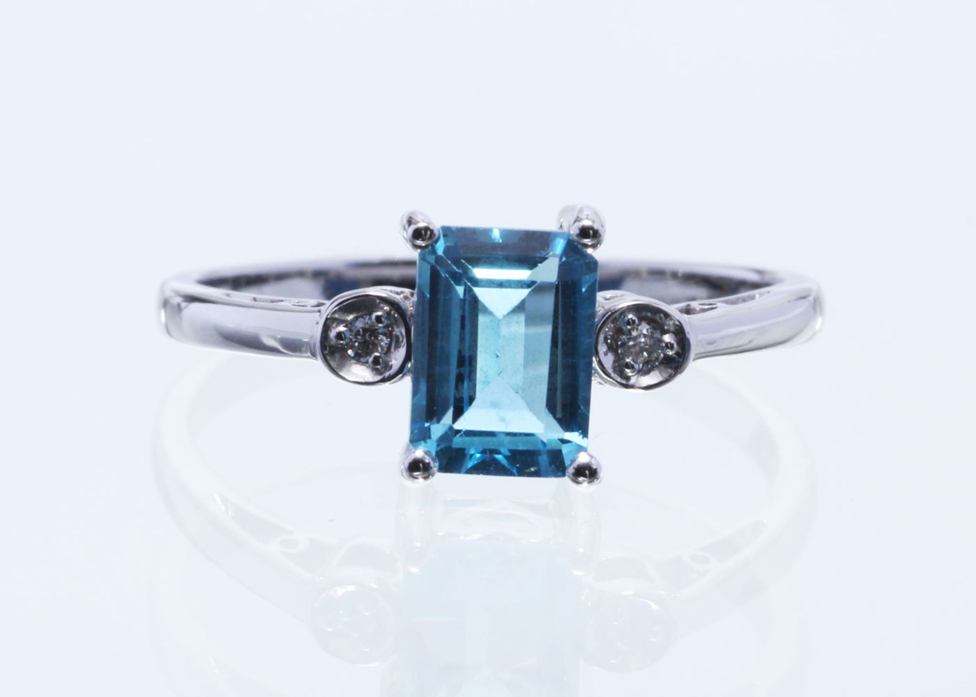 9ct White Gold Blue Topaz Diamond Ring 0.02 Carats - Valued by GIE £1,220.00 - 9ct White Gold Blue - Image 4 of 5