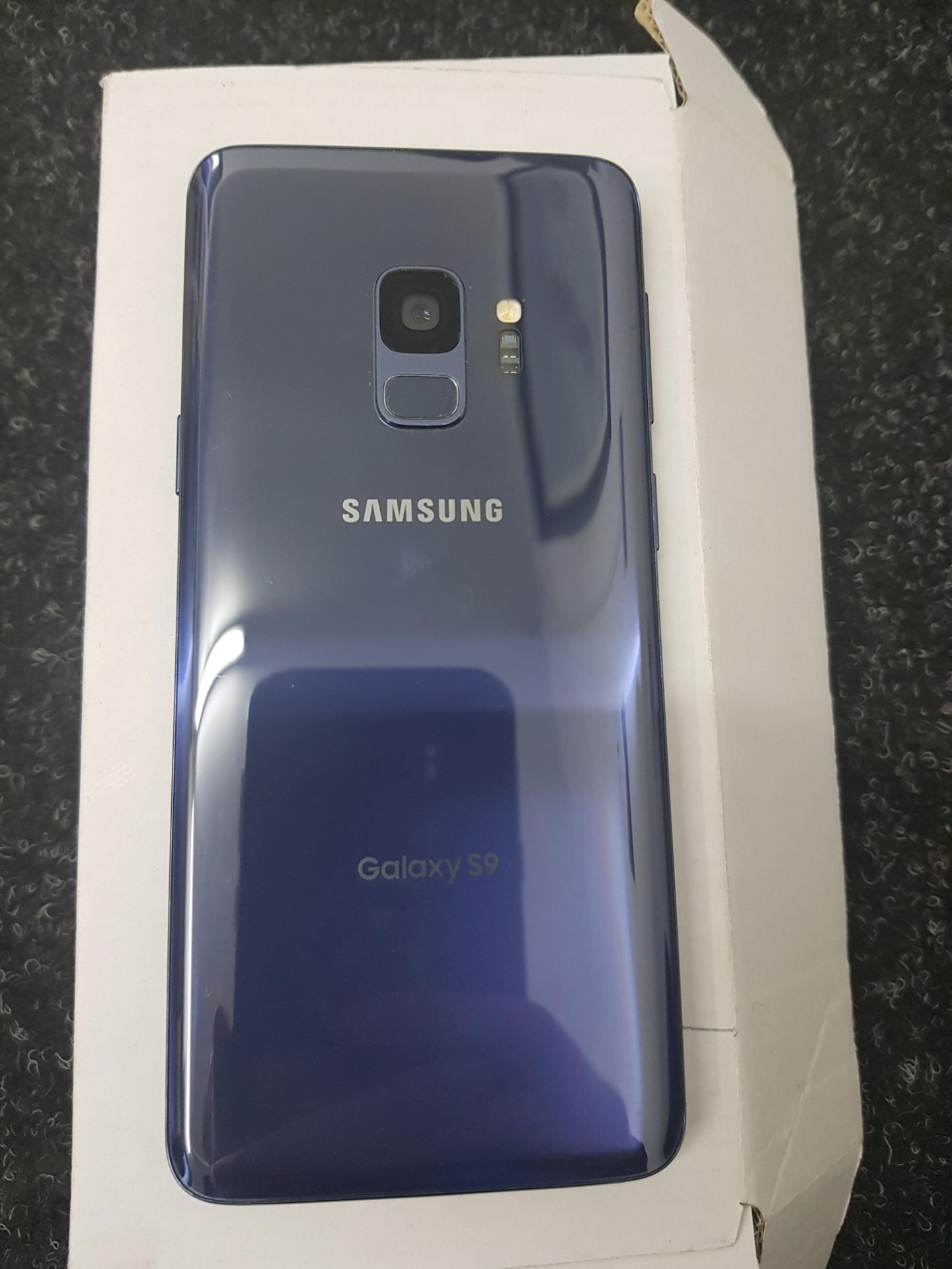 UNBOXED REFURBISHED SAMSUNG GALAXY S9 IN BLUE - PERFECT CONDITION - (THE LINES IN THE PHOTO ARE FROM - Image 3 of 3