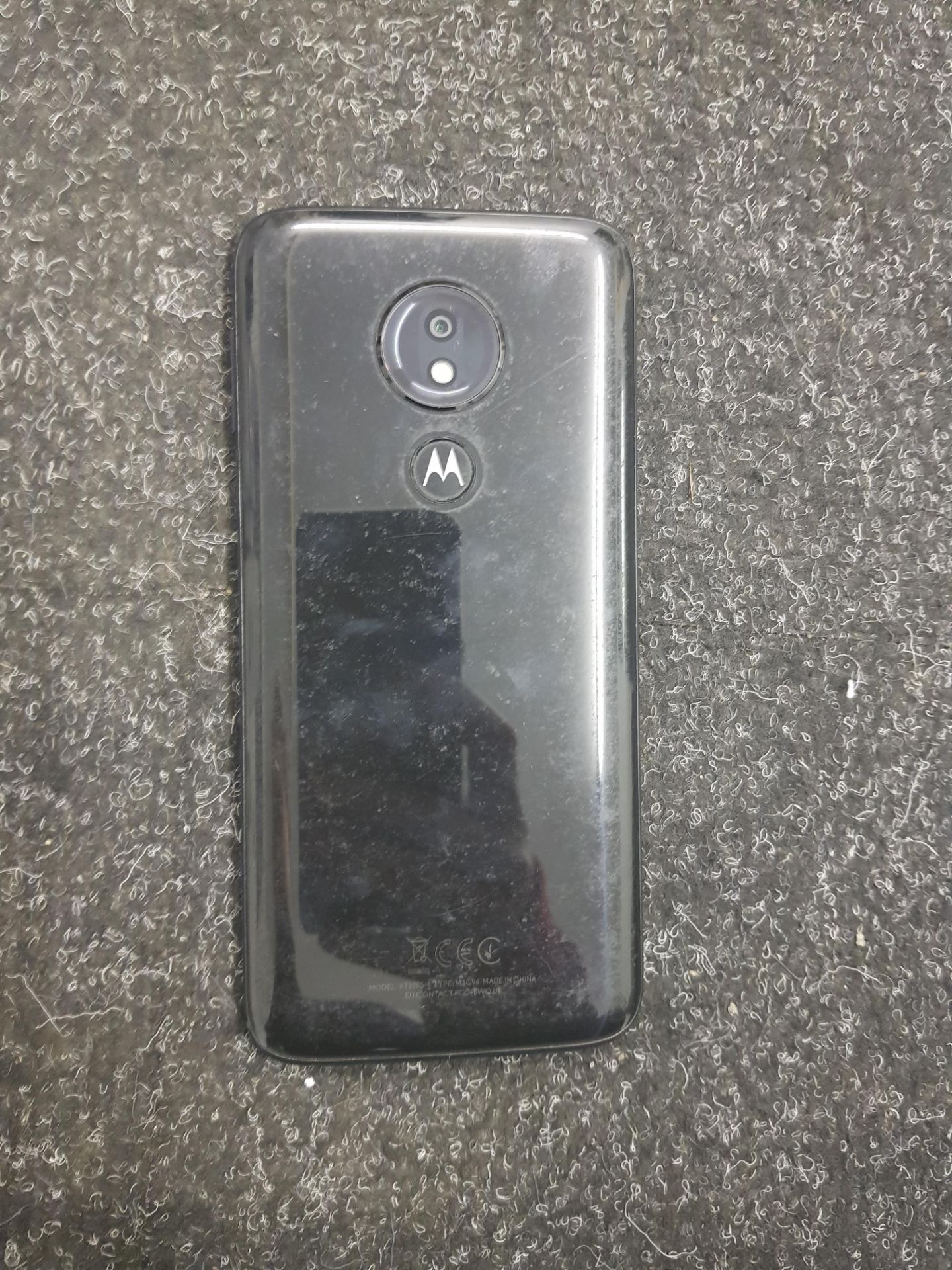 UNBOXED MOTOROLA SMARTPHONE IN BLACK (POWERS ON) RRP £129.99Condition ReportPOWERS ON - Image 3 of 3